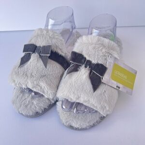 NWT Fuzzy Slippers with Bows Gray Velour Ladies Size 9-10 ULTRAIDEAS
